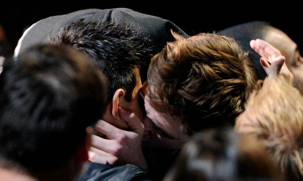 Taylor Lautner and Robert Pattinson kissing