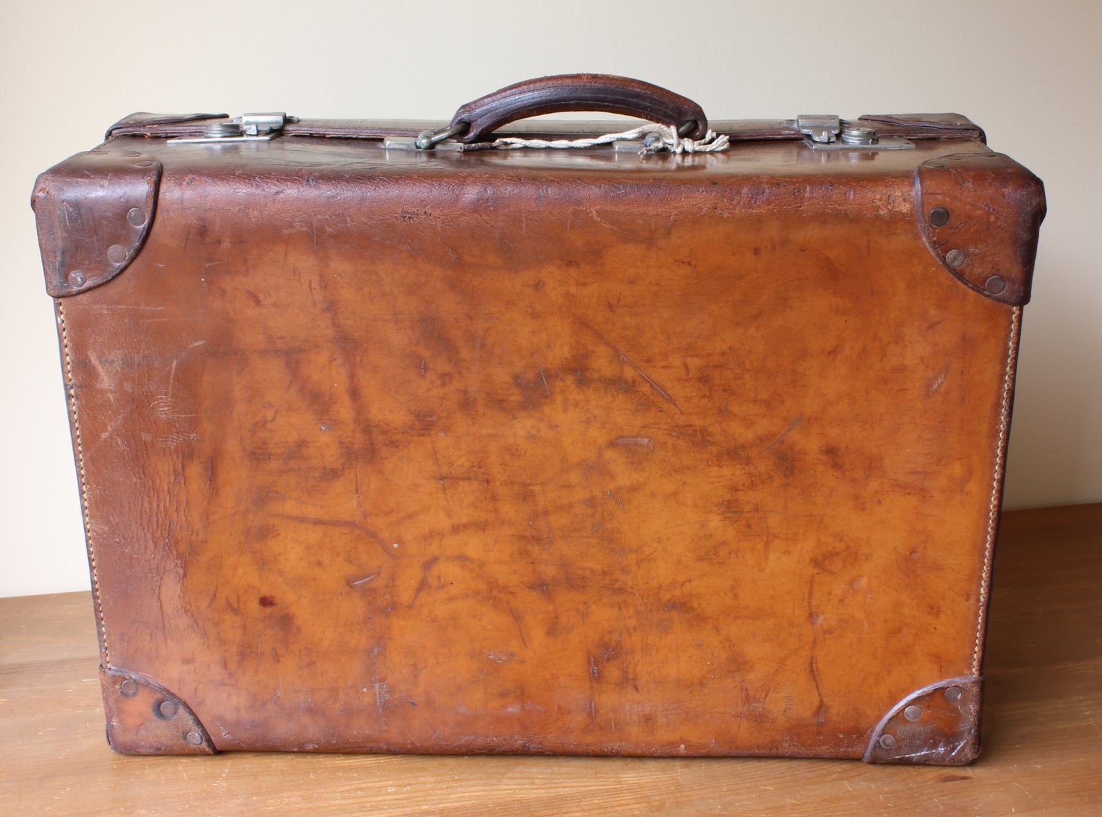 Choosing the Perfect Leather Suitcase for Your Style and Needs Book